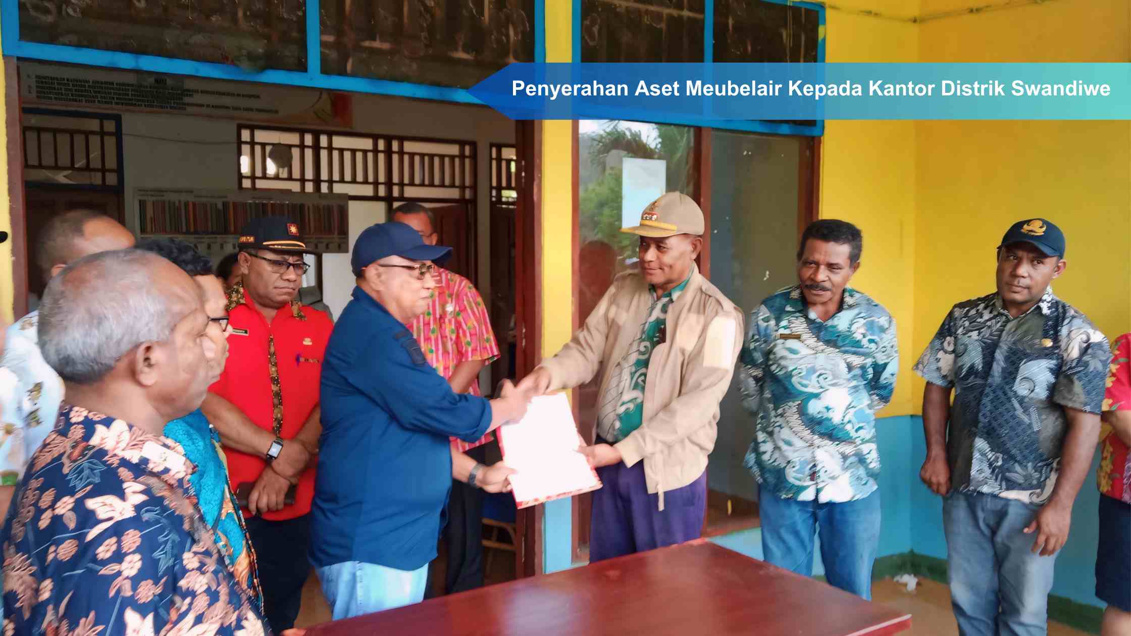 Penyerahan Aset Meubelair Kepada Kantor Distrik Swandiwe