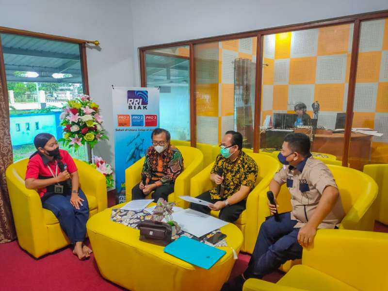 DISKUSI POJOK KEUANGAN DI RRI BIAK DENGAN TEMA